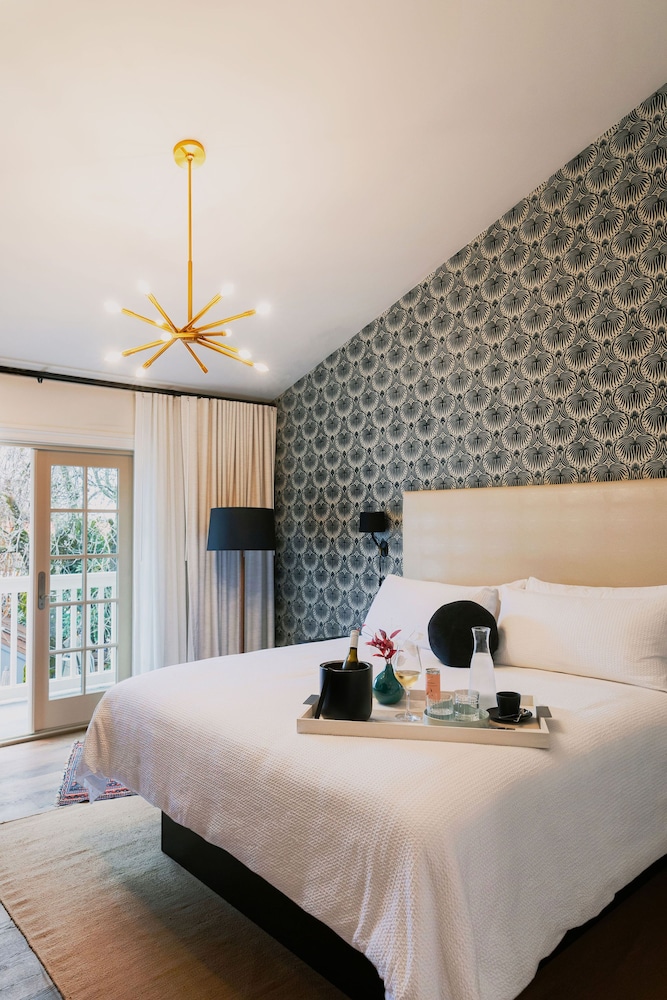 Deluxe Room, 1 King Bed, Courtyard View (Courtyard Deluxe King)