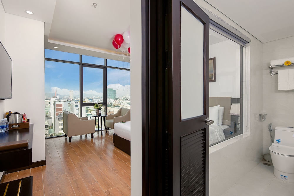 Deluxe Double Room, Bathtub, City View - Photo 4