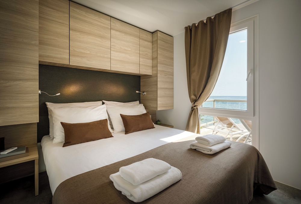 Amber Sea Luxury Village - Pool Holiday Home photo 3
