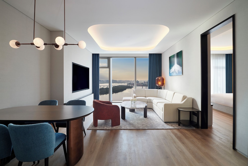 Premier Suite, 1 King Bed, River View - Photo 5
