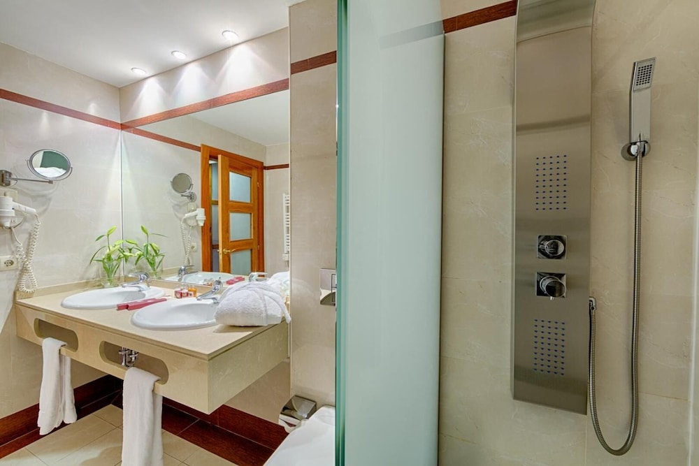 Double Room, 1 Queen Bed (2 adults) - Photo 4