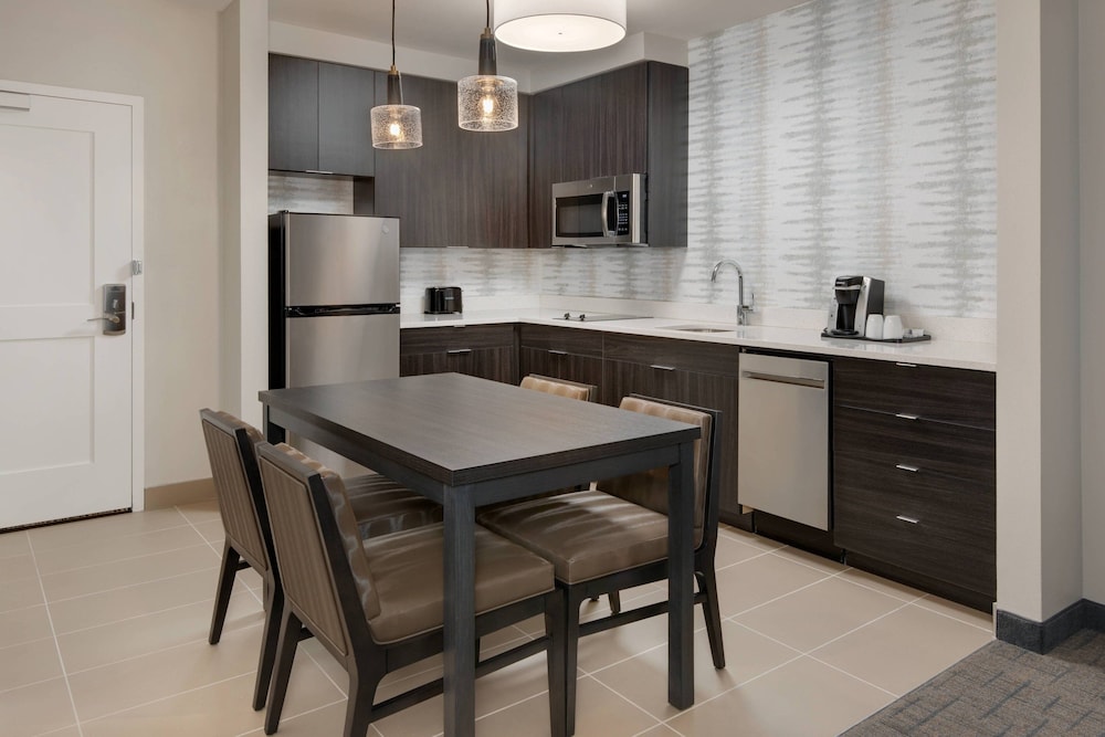 Suite, 1 Bedroom - Photo 2