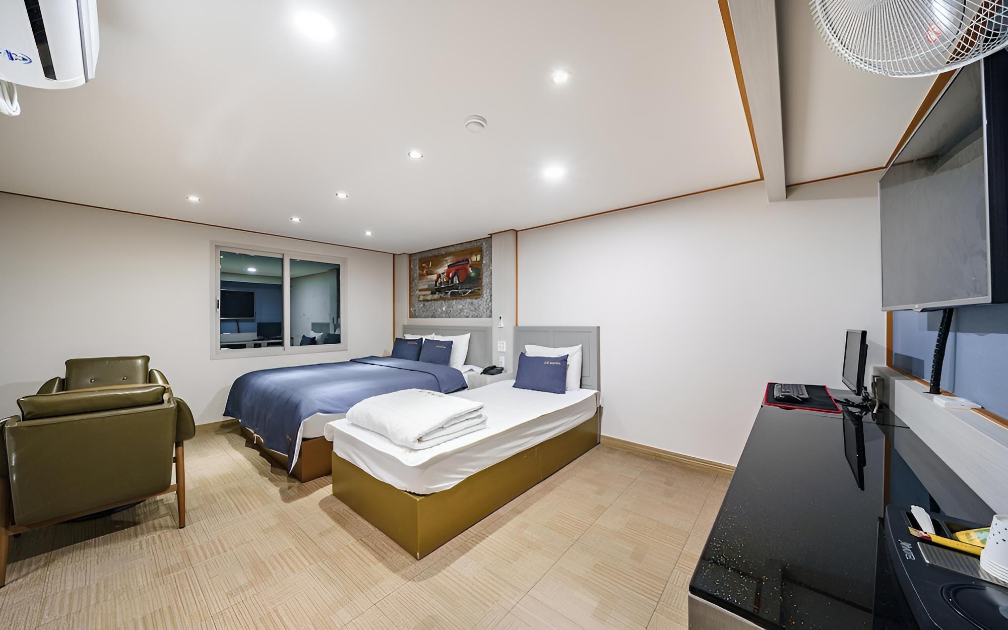 Room (Twin (Double Single / Bathtub Hotel-s) photo 2