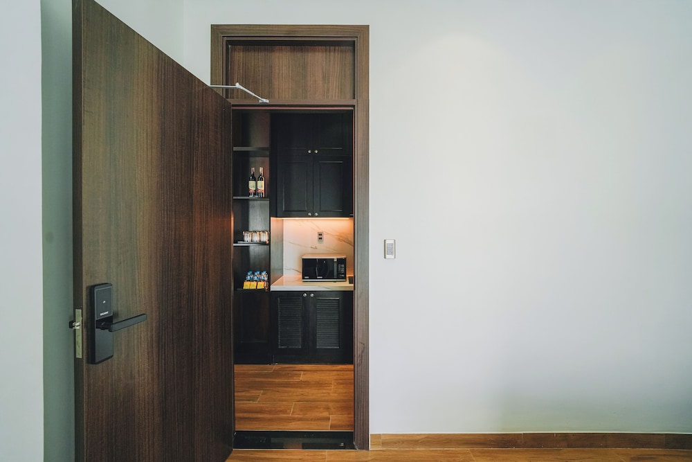 Luxury Apartment - Photo 13