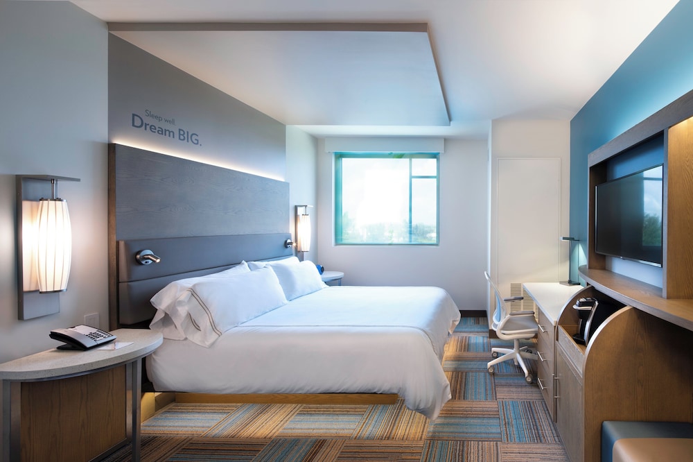 Standard Room, 1 King Bed, Lake View - Photo 1