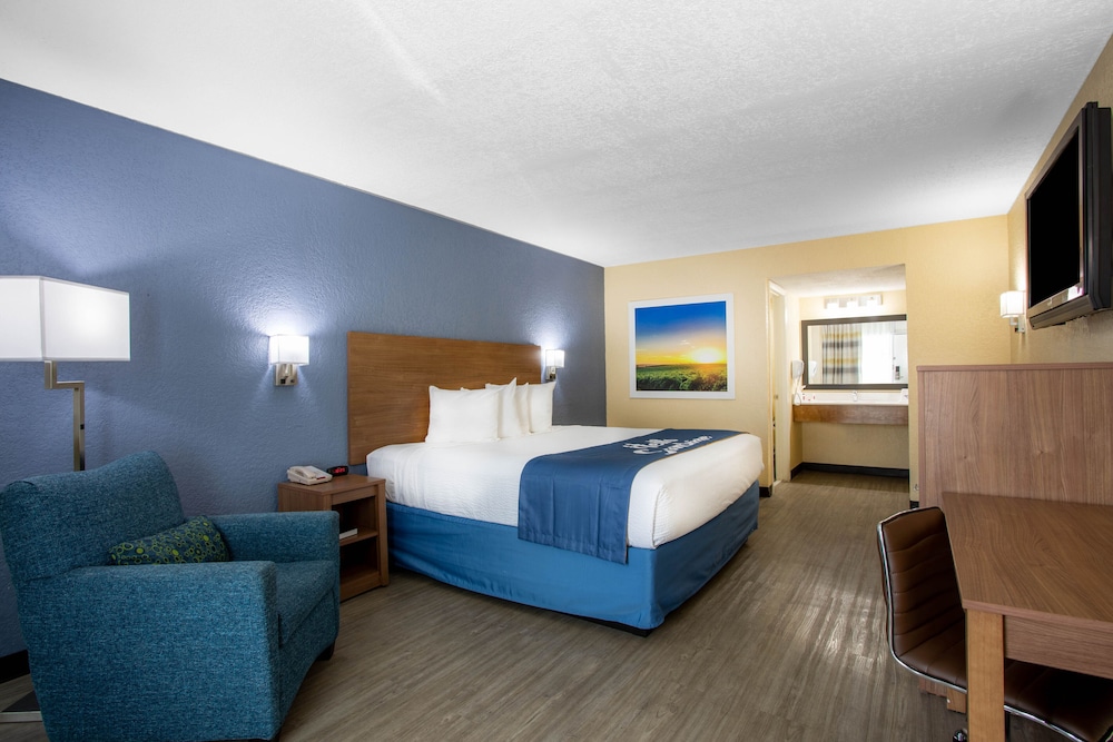 Basic Room, 1 King Bed, Non Smoking - Photo 6
