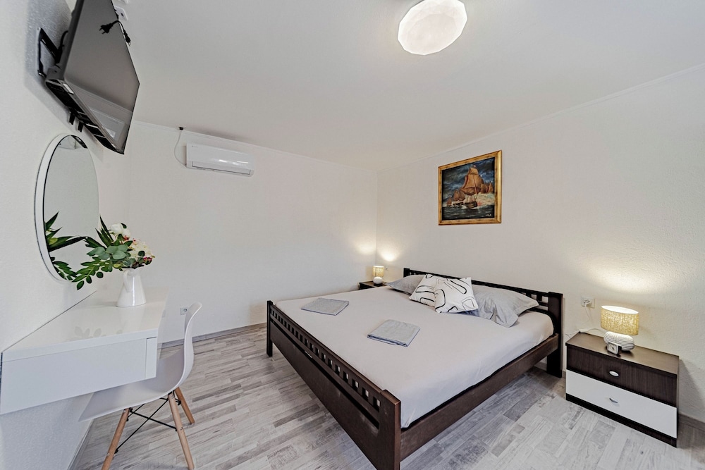 Family House, Multiple Bedrooms, 2 Bathrooms (Holiday Home Luce with Pool)