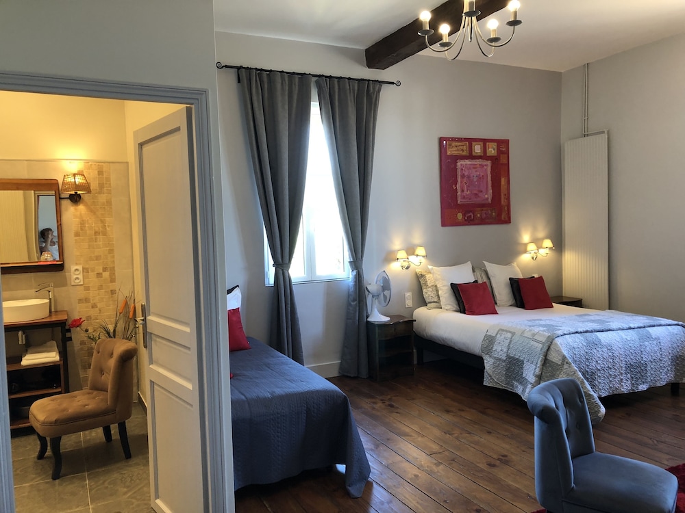 Premium Triple Room, Multiple Beds, Private Bathroom (Petit Pont) photo 1