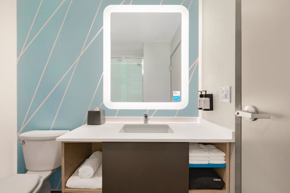 Standard Room, 1 King Bed, Accessible Bathtub (Mobility) - Photo 4