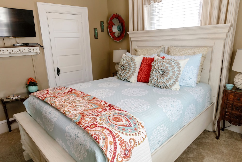 Comfort Single Room, 1 Queen Bed, Ensuite (Georgie Wilson Room) photo 2