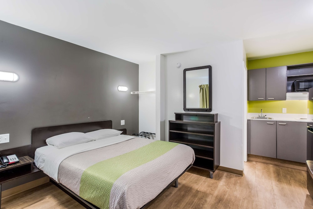 Deluxe Room, 1 Queen Bed, Smoking, Kitchenette - Photo 1
