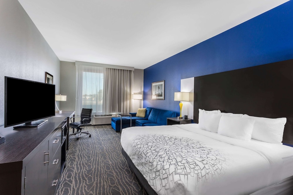 Deluxe Room, 1 King Bed, Non Smoking photo 2