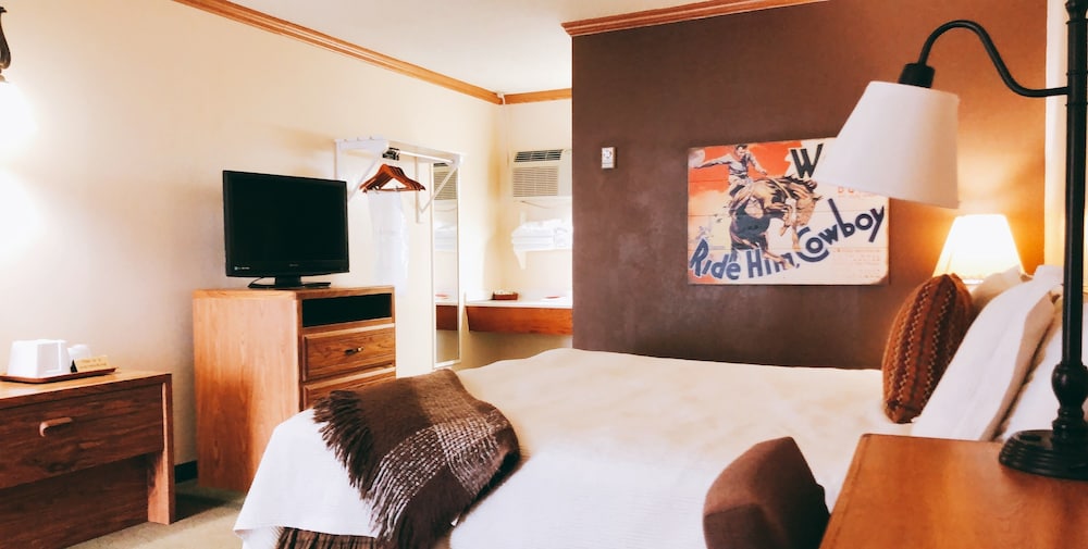Classic Room, 1 King Bed, Non Smoking, Refrigerator & Microwave photo 2
