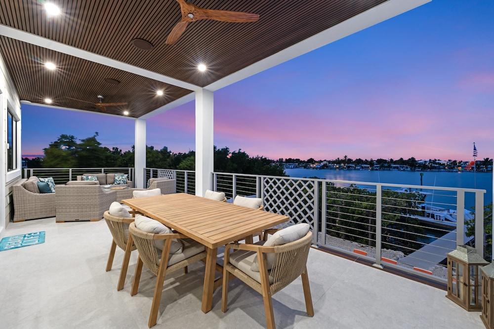 Luxury Seaside Escape ~ Heated Pool w Jacuzzi ~ Elevator ~ Dock ~ Scenic Views, Billede 49