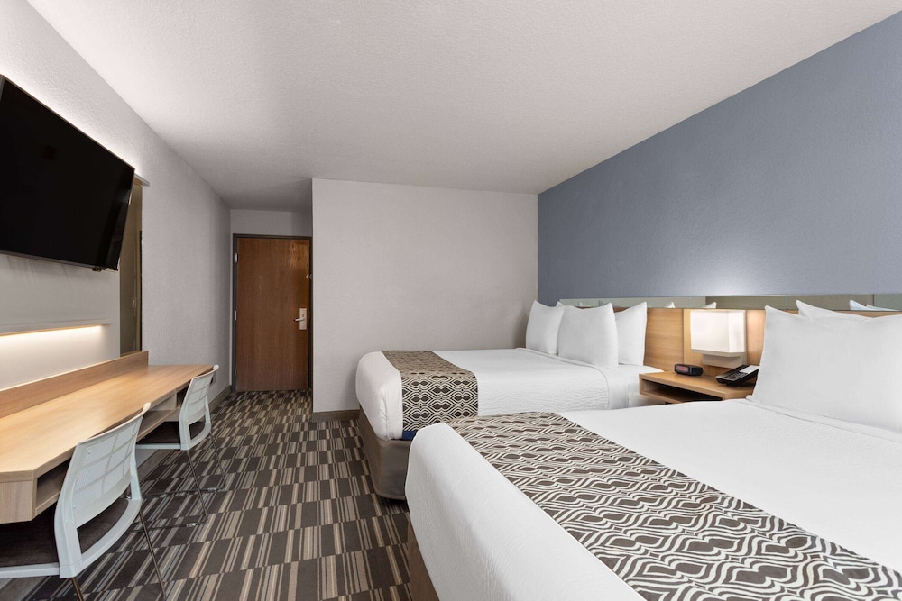 Room, 2 Queen Beds, Non Smoking - Photo 1