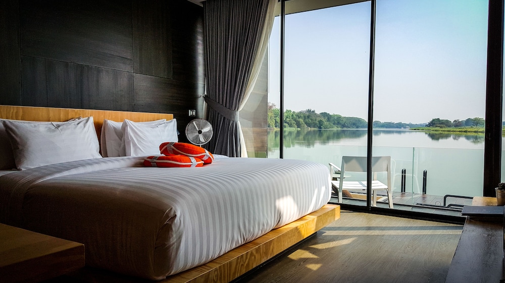 XFloat Luxe Cabin with private kayak