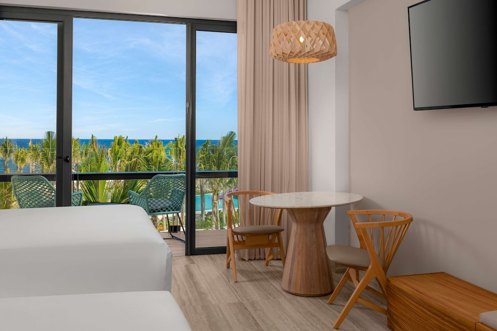 Club Suite, 1 King Bed, Ocean View - Photo 4