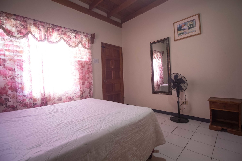 Economy Double Room, 1 Queen Bed photo 2