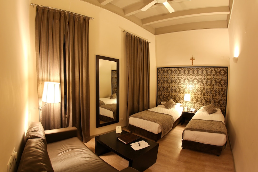 Standard Twin Room, 1 Bedroom, Non Smoking, Courtyard View photo 1