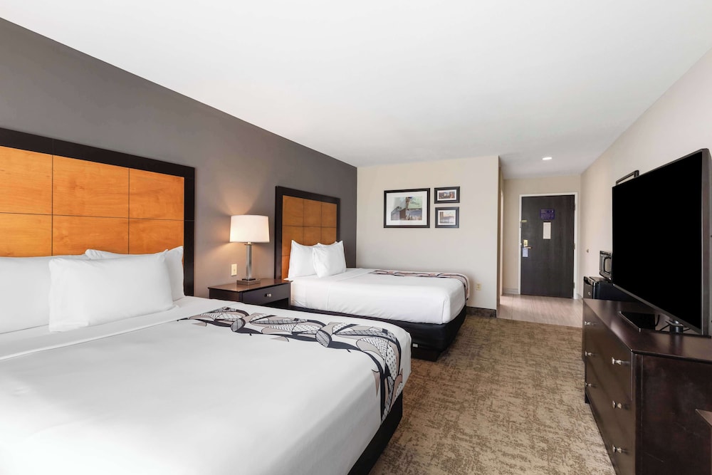 Standard Room, 2 Queen Beds, Non Smoking (Shower Only) - Photo 2