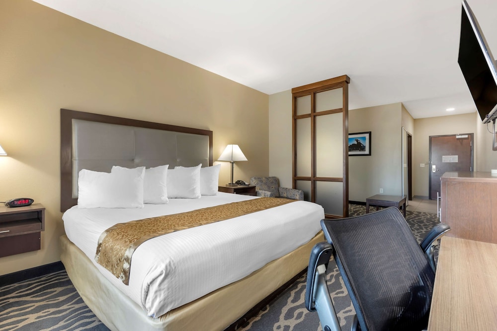 Suite, 1 King Bed, Accessible, Bathtub (with Sofabed) photo 2