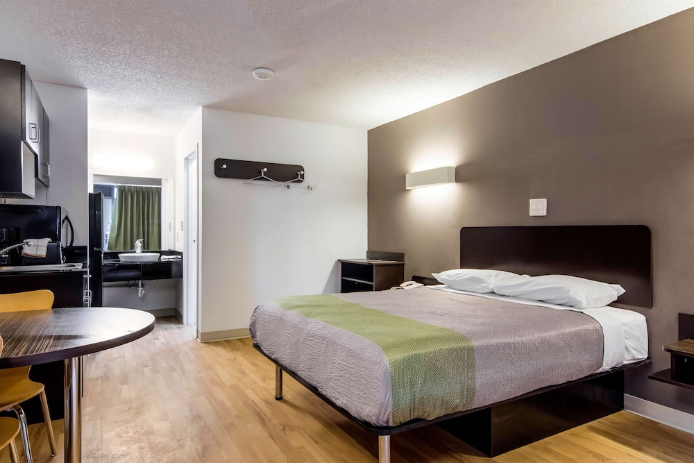 Deluxe Room, 1 Queen Bed, Non Smoking, Kitchenette photo 2