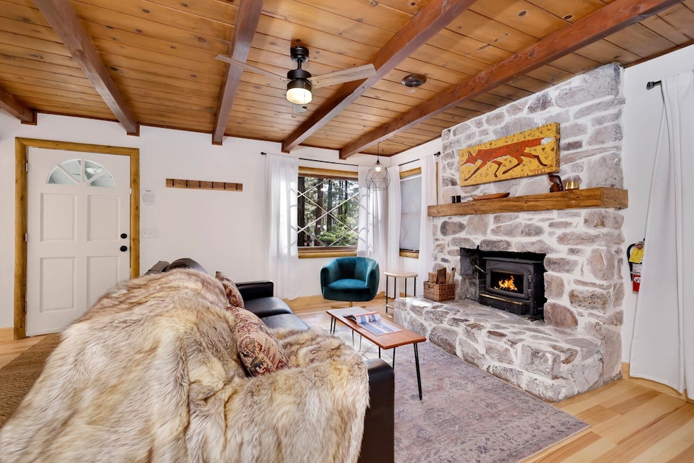 Cabin, 1 Queen Bed with Sofa bed, Hot Tub, Mountain View (2035) photo 1
