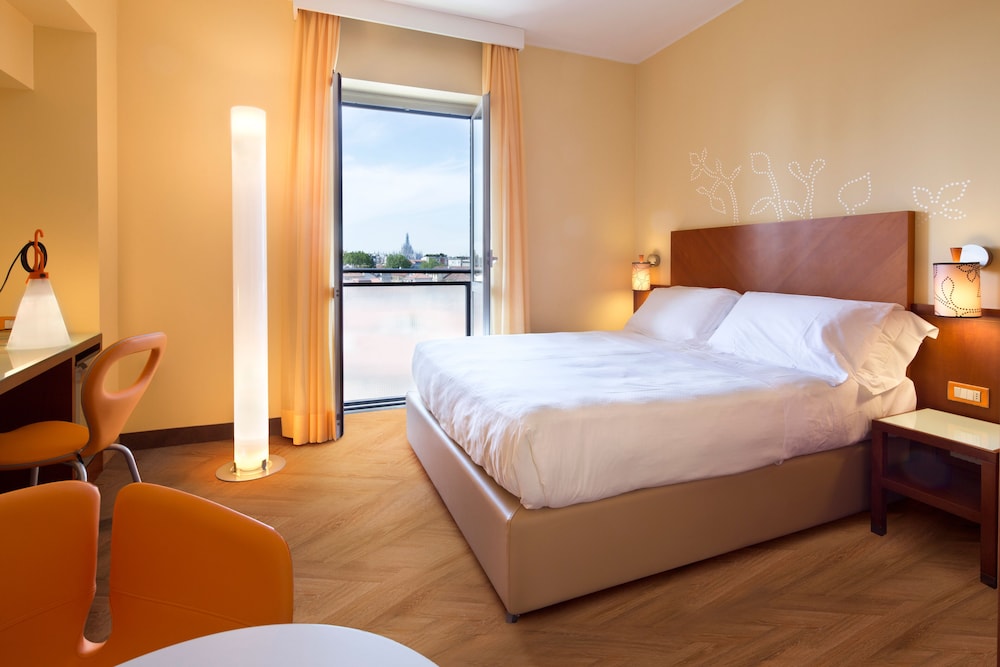 Superior Double Room, City View thumbnail 6