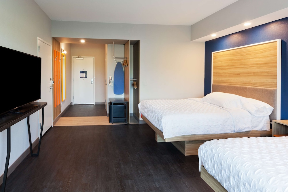 Room, 2 Queen Beds, Accessible, Bathtub photo 2