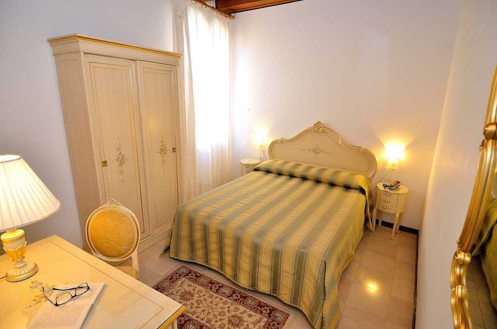 Standard Double or Twin Room photo 1
