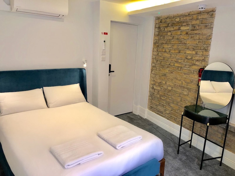 Studio, Ensuite photo 1