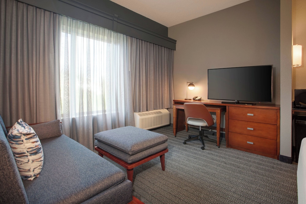 Room, 1 King Bed - Photo 3