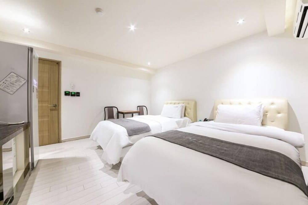 Twin Room - Photo 2