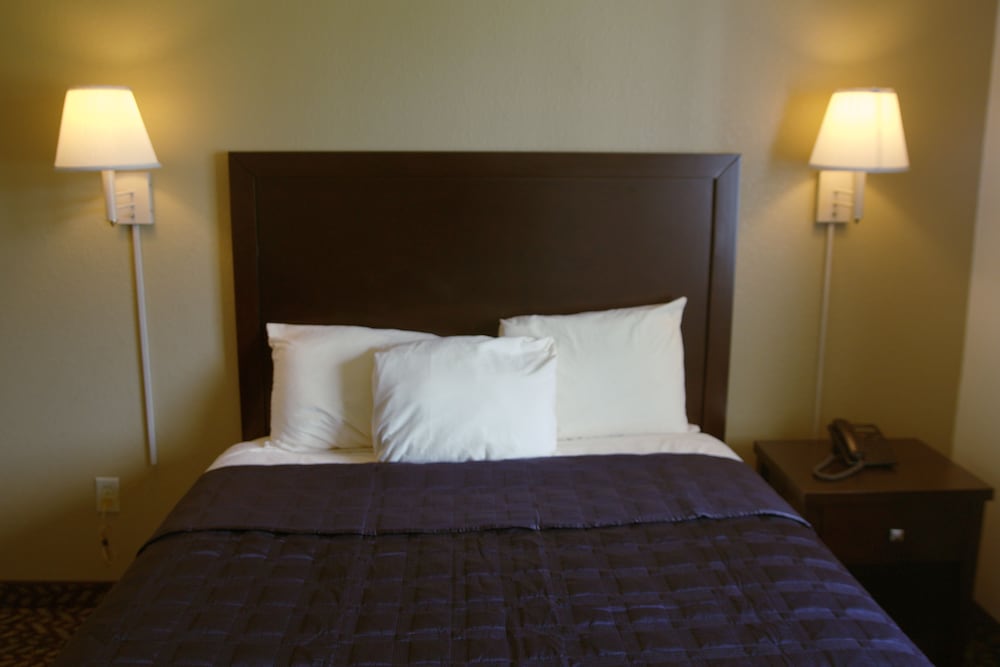 1 Queen Bed with Kitchenette Non-Smoking