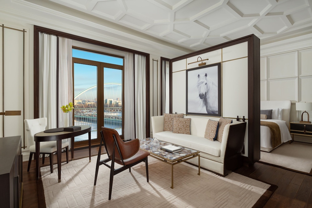 Grand Room, 1 King Bed, River View