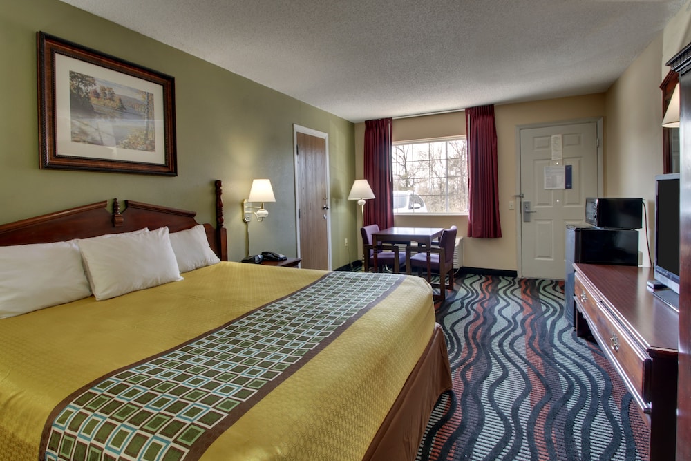 Superior King Bed with Roll-In Shower ( Ground Level) - Photo 2