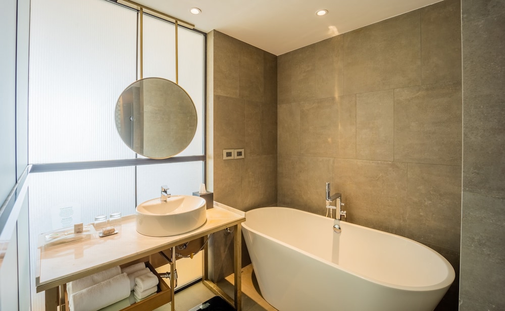 Premium Room, 1 King Bed, Balcony - Photo 7