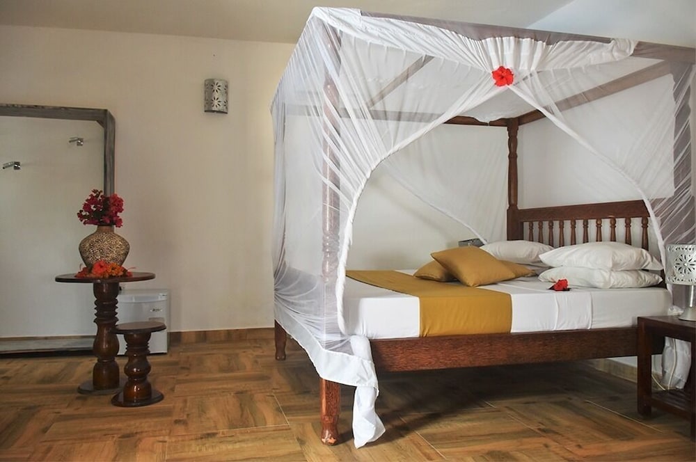 Standard Triple Room, 3 Twin Beds, Patio, Pool View photo 2
