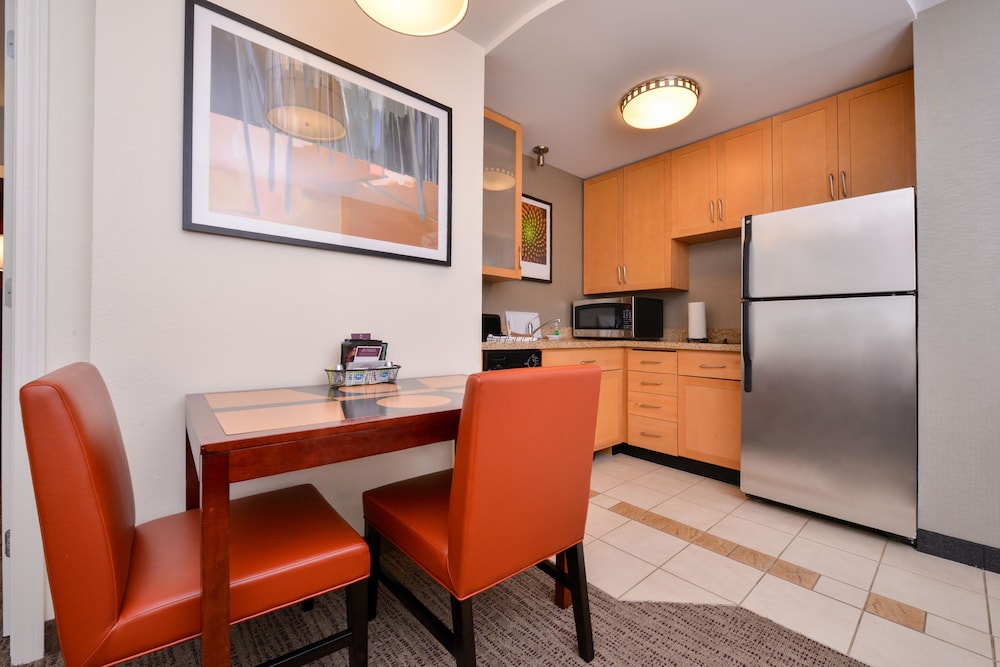 Suite, 1 Bedroom - Photo 2