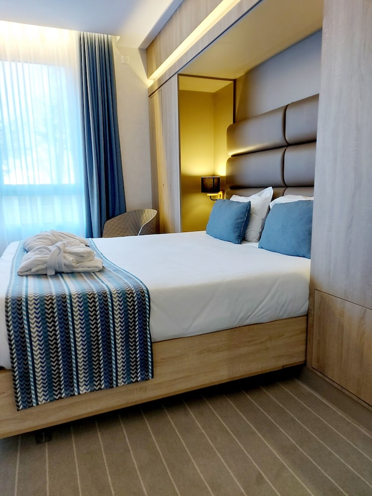 Premium Double Room, 1 King Bed, Private Bathroom, Pool View photo 3