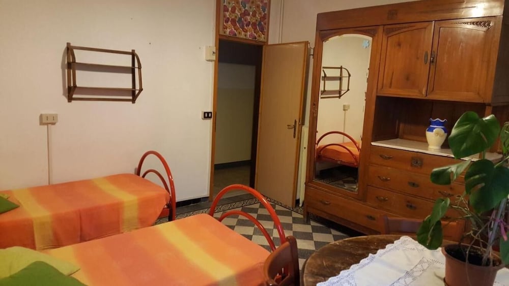 1 Single Bed in Mixed Dormitory with Mixed Bathroom photo 2