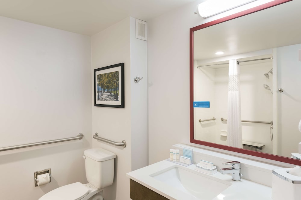 Standard Room, 1 Double Bed, Accessible, Non Smoking - Photo 10