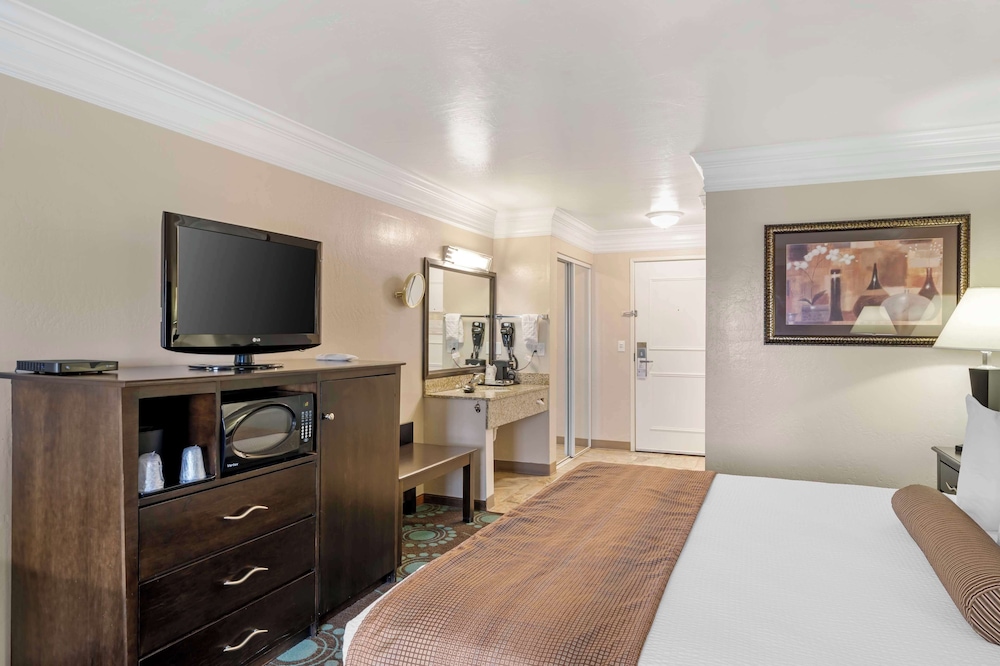 Standard Room, 1 King Bed, Accessible, Non Smoking photo 3