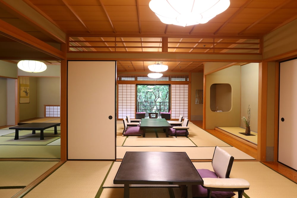 Japanese Style Deluxe Suite with Beds (Momoyama-dai) 130sqm