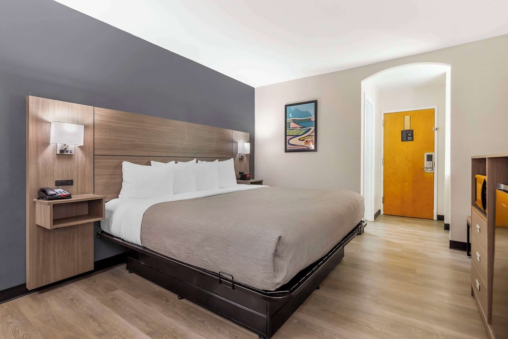 Standard Room, 1 King Bed, Non Smoking - Photo 1