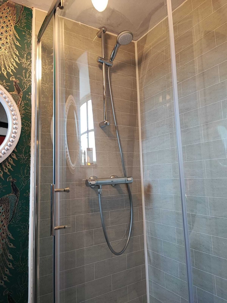 Basic Double Room, Ensuite - Photo 6
