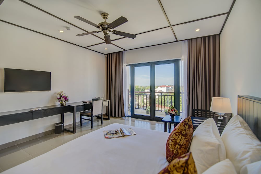 Deluxe Room, 1 King Bed, Balcony photo 2