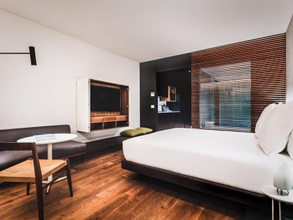 Superior Room, 1 King Bed, Harbor View