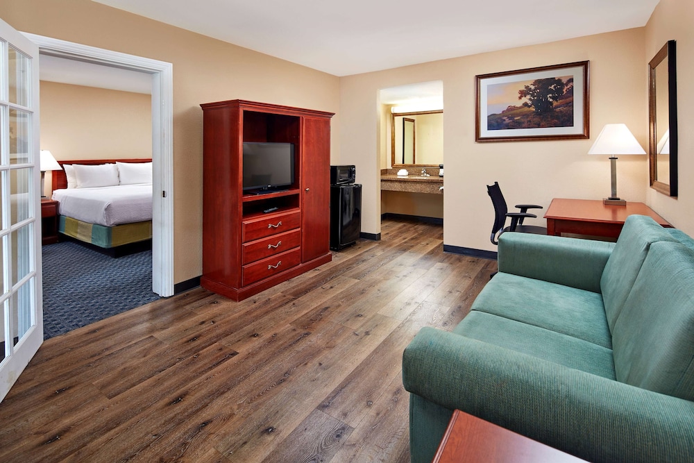 Suite, 1 King Bed, Non Smoking