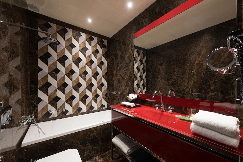 Exclusive Suite (on the side canal)